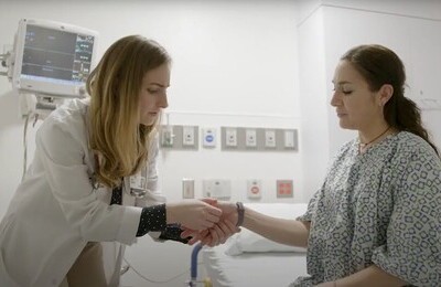 Кодирование Аквилонг в Кохме Врач держит пациентку за руку