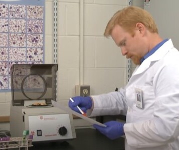 Клиника лечения наркозависимости в Кохме Врач в кабинете клиники