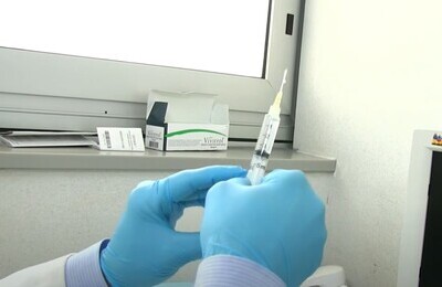 Проведение кодирования Вивитролом в Кохме Шприц с Вивитролом в руках у врача